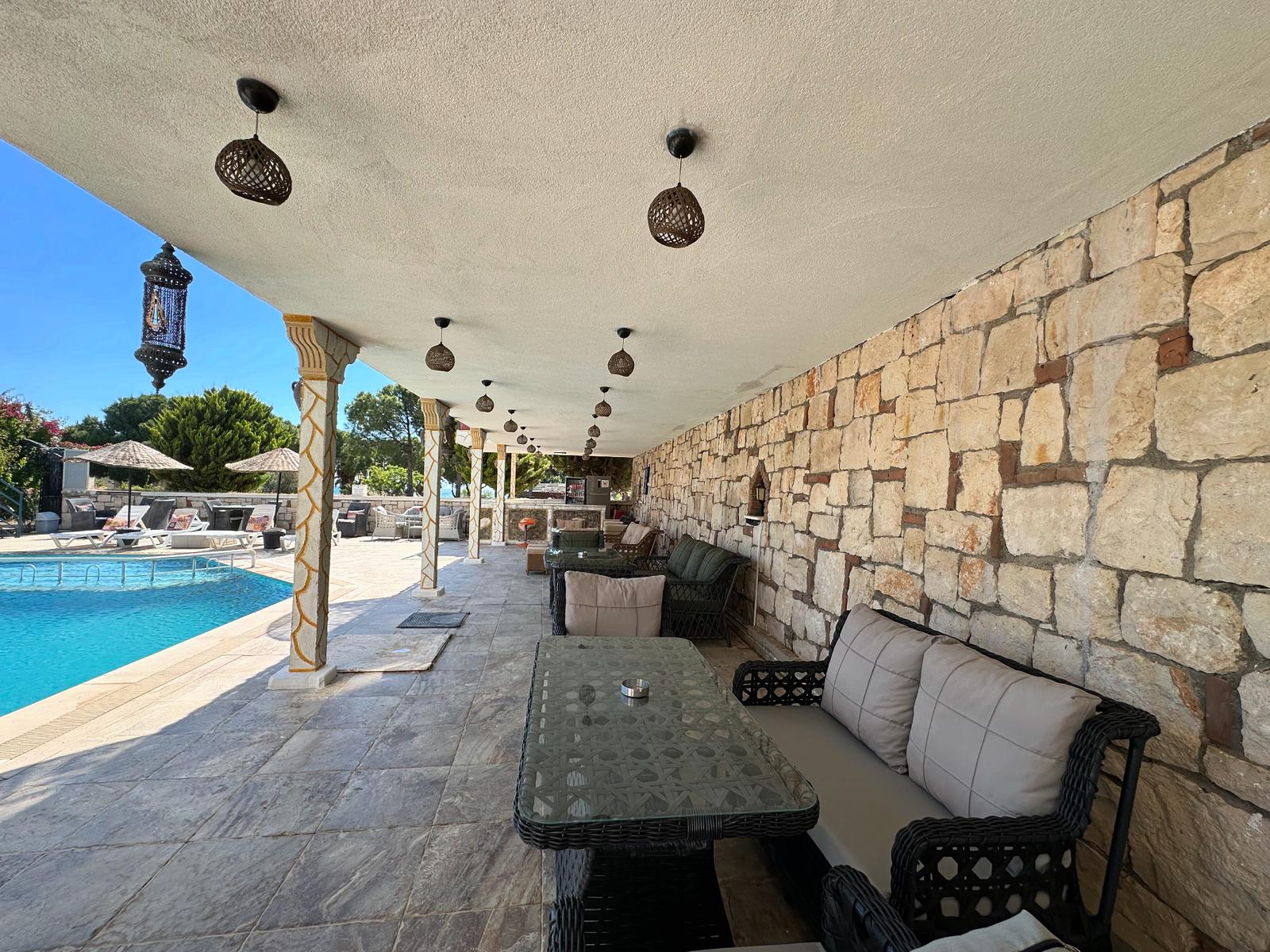 Adil Otel Didim oturma alanı